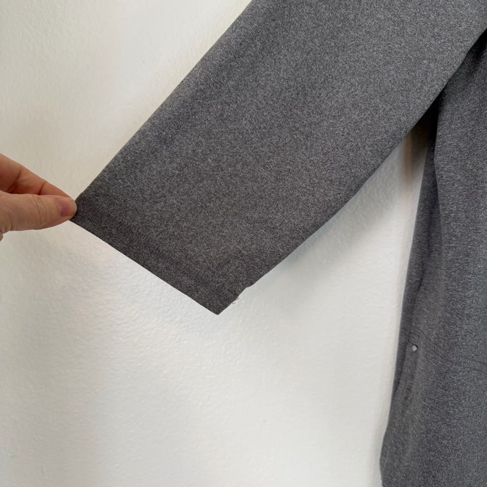 Weekends by Chico’s Top Size 1 (med 8) Gray V-Neck 3/4 Sleeve Knit Shirt - Picture 2 of 9